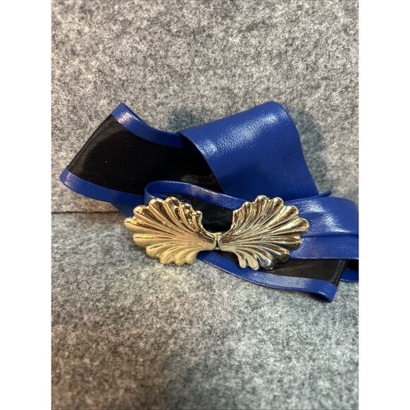 Vintage belt buckle Shell design Gold Tone 2" With Hook Lock Blue Faux Leather - Picture 1 of 6